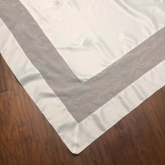 Snowflake Table Cloth - Picture 2 of 6